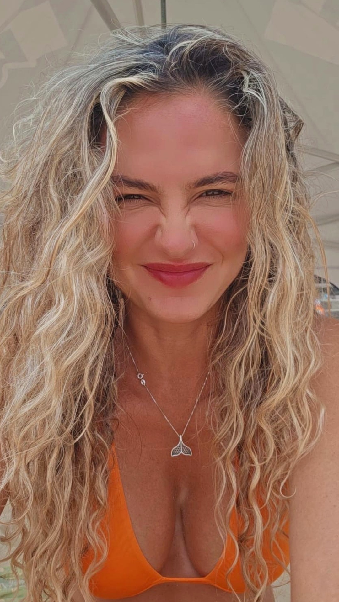 Close de cabelo natural com textura e luminosidade