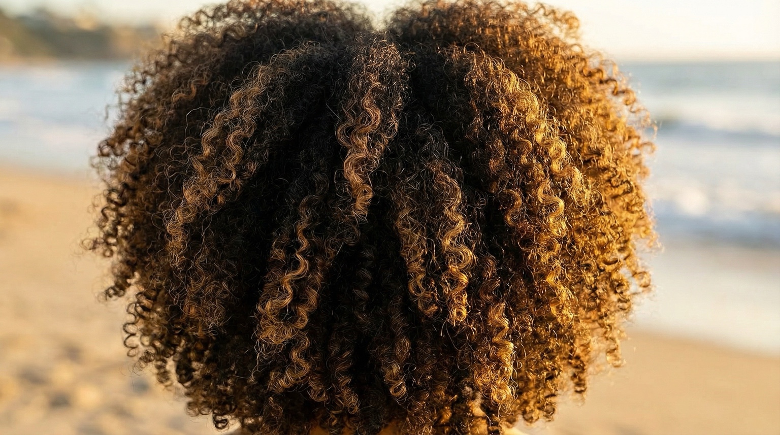 Close de cachos com luz dourada